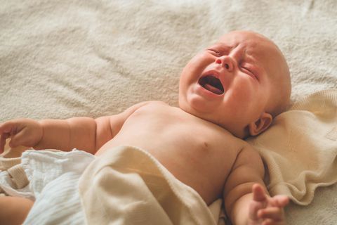 Kleines Baby weint im Bett