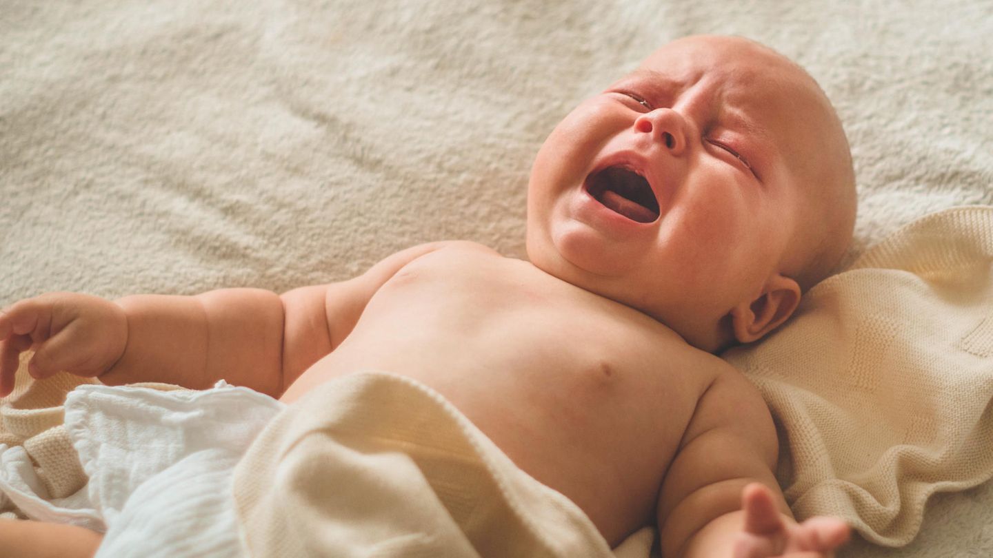 Kleines Baby weint im Bett Kleines Baby weint im Bett