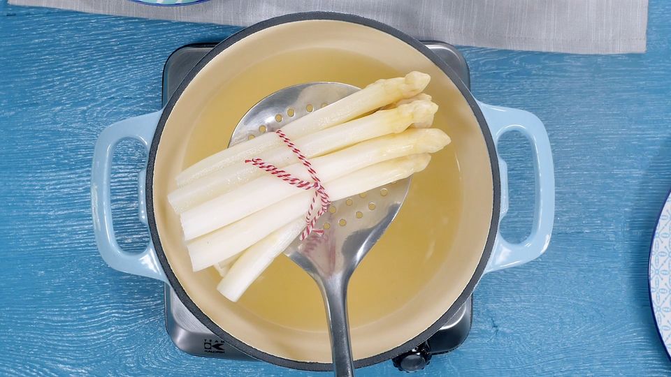 Allrounder Spargelwasser: Darum sollten Sie es auf keinen Fall wegschütten Wer seinen Spargel kocht, sollte das Wasser anschließend auf keinen Fall wegschütten. Spargelwasser ist ein echter Allrounder und lässt sich vielseitig verwenden.