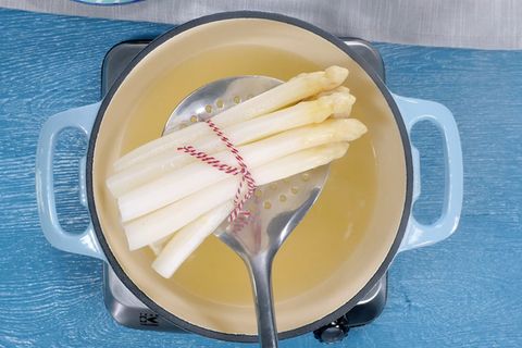 Wer seinen Spargel kocht, sollte das Wasser anschließend auf keinen Fall wegschütten. Spargelwasser ist ein echter Allrounder und lässt sich vielseitig verwenden.