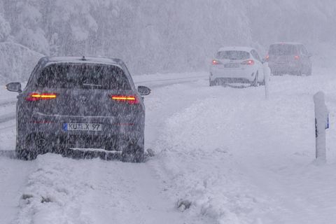Ein Schneetief sorgt in Süden und der Mitte Deutschlands für ein massives Schneechaos