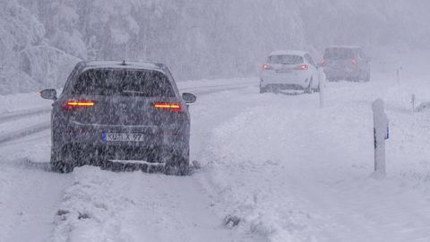 Ein Schneetief sorgt in Süden und der Mitte Deutschlands für ein massives Schneechaos