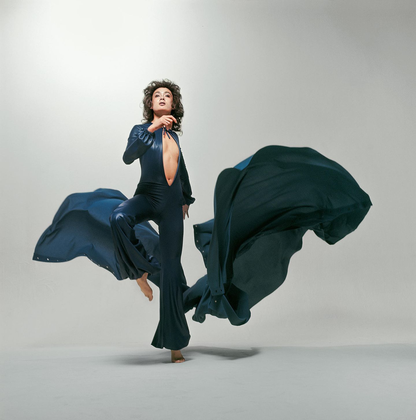 Ein männliches Model trägt einen bauchfreien Overall