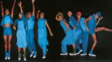 Vier Schwarze Models in Outfits aus drei Blautönen