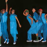 Vier Schwarze Models in Outfits aus drei Blautönen