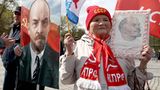 Moskau, Russland. Der Marxist Wladimir Iljitsch Lenin wäre heute 154 Jahre alt geworden. Unterstützer der Kommunistischen Partei pilgern deshalb zum Mausoleum auf dem rotem Platz und legen dort Blumen nieder. Präsident Putin wird wohl nicht kommen: Er macht Lenin verantwortlich für den Zerfall der Sowjetunion – und den Ukraine-Krieg. 