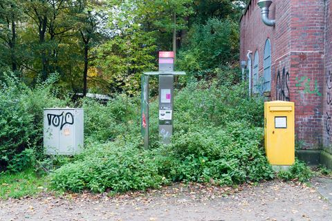 Bald ganz verschwunden: Telefonzellen und -säulen wie hier in Hamburg