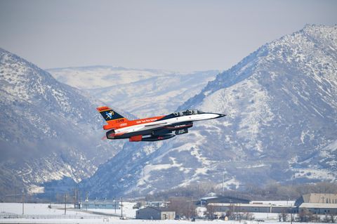 Die Vista X-62A ist das Schulflugzeug der US-Airforce. Nun flog sie erstmals ein Kampftraining gegen echte Piloten