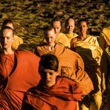 Frauen in vielschichtiger Kleidung in Erdtönen