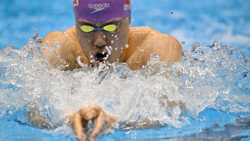 Chinas Star Qin Haiyang bei der Schwimm-WM im japanischen Fukuoka 2023. Auch er gehört zu den 23 Athleten, die im Vorfeld der olympischen Sommerspiele 2021 einen positiven Dopingtest hatten.