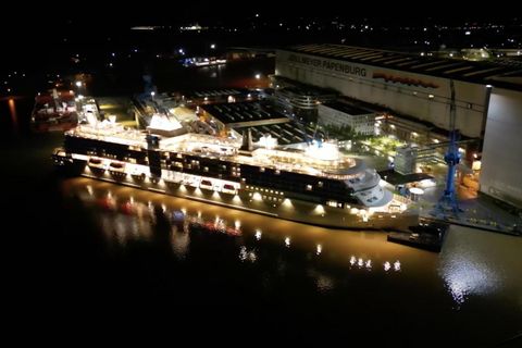 Rückwärts durch die Ems: Kreuzfahrtschiff "Silver Ray" zwängt sich durch engen Fluss