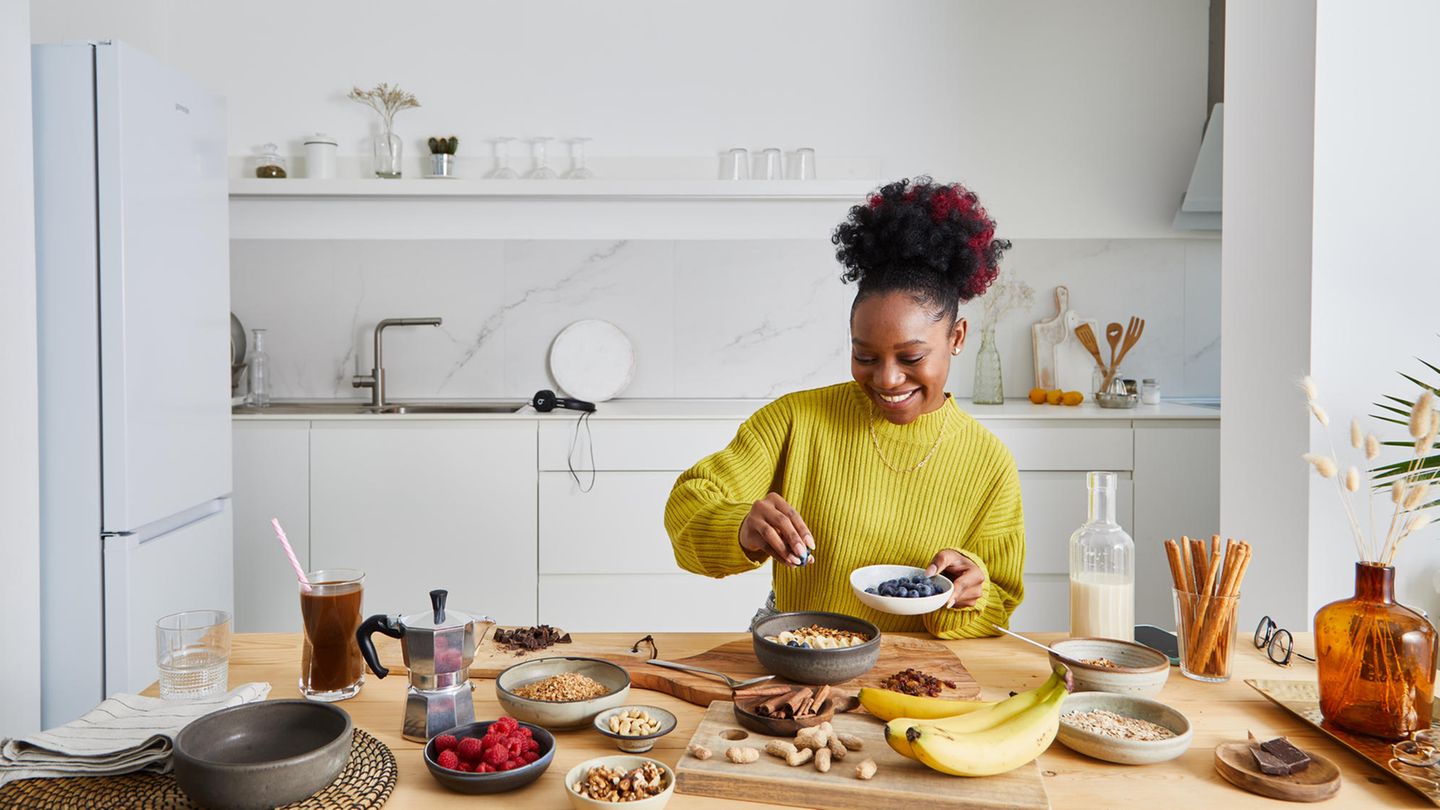 Zuckerfreie Ernährung Frau kocht mit zuckerfreien Zutaten