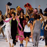 Frauen in bunter bequemer Kleidung stürmen auf die Bühne