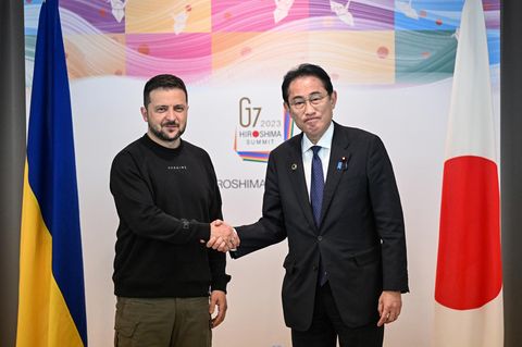 Ukraines Präsident Wolodymyr Selenskyj schüttelt Japans Premierminister Kishida Fumio die Hand