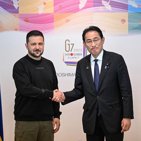 Ukraines Präsident Wolodymyr Selenskyj schüttelt Japans Premierminister Kishida Fumio die Hand