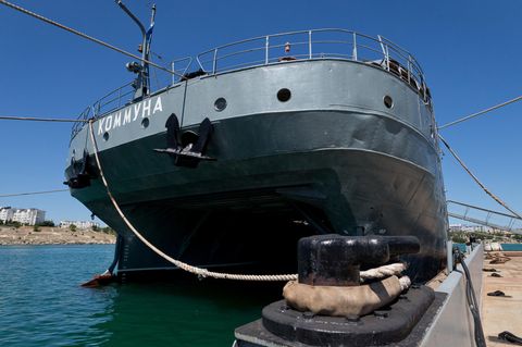 Das U-Boot-Bergungsschiff "Kommuna" der Schwarzmeerflotte der russischen Marine im Hafen von Sewastopol