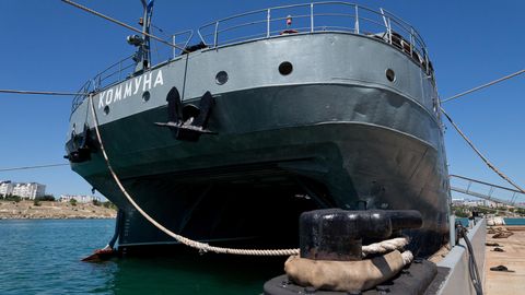 Das U-Boot-Bergungsschiff "Kommuna" der Schwarzmeerflotte der russischen Marine im Hafen von Sewastopol