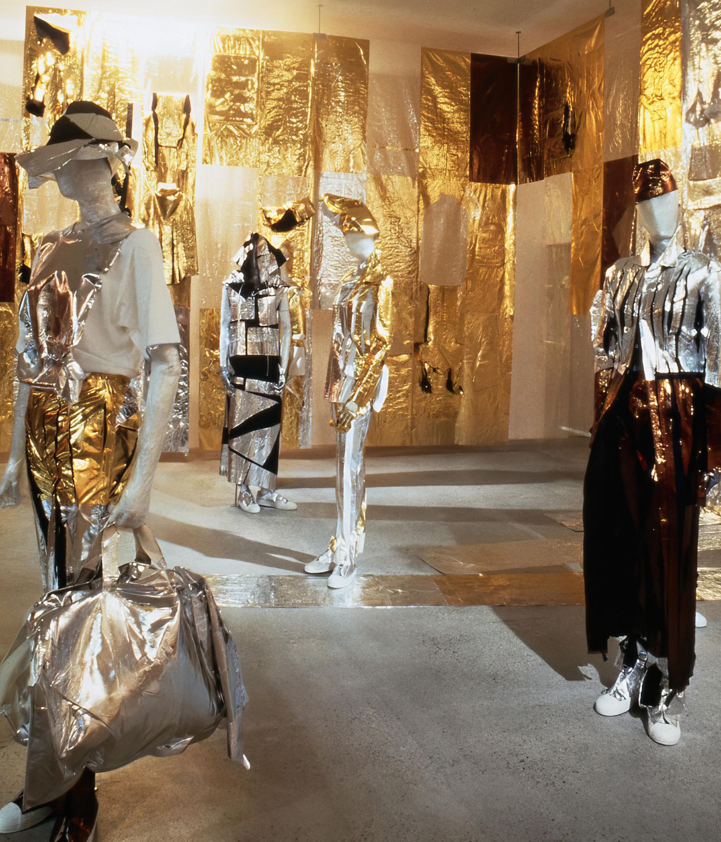 Standpuppen tragen die glitzernden Ausstellungsstücke