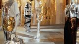 Standpuppen tragen die glitzernden Ausstellungsstücke