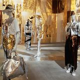 Standpuppen tragen die glitzernden Ausstellungsstücke