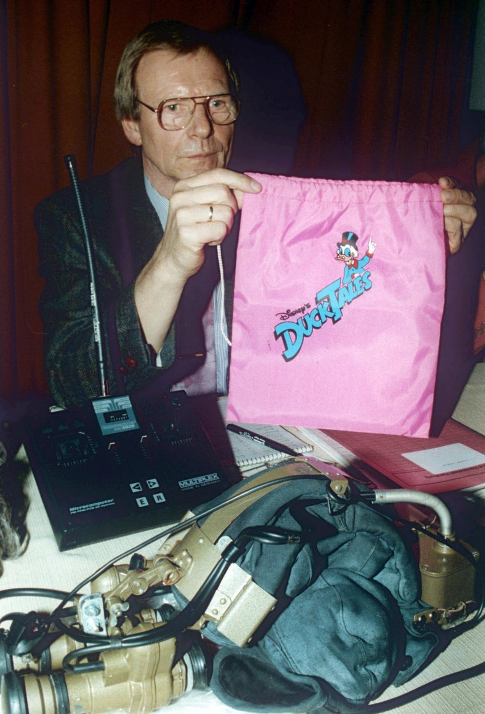 Kriminalkommissar Arthur Heins zeigt als Beweisstück eine Rosa Tasche mit einem Duck Tales Aufdruck