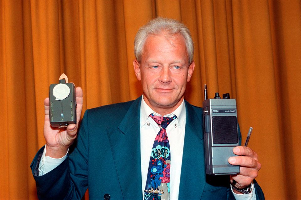 Sonderkommissionsleiter Ullrich Tille mit einer Taschenlampe und einem CB-Funkgerät das dem Kaufhauserpresser Arno Funke gehört