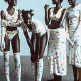 Schwarze Models in unterschiedlichen Kleidungsstücken der A-POC-Reihe, nun von Kusami bemalt