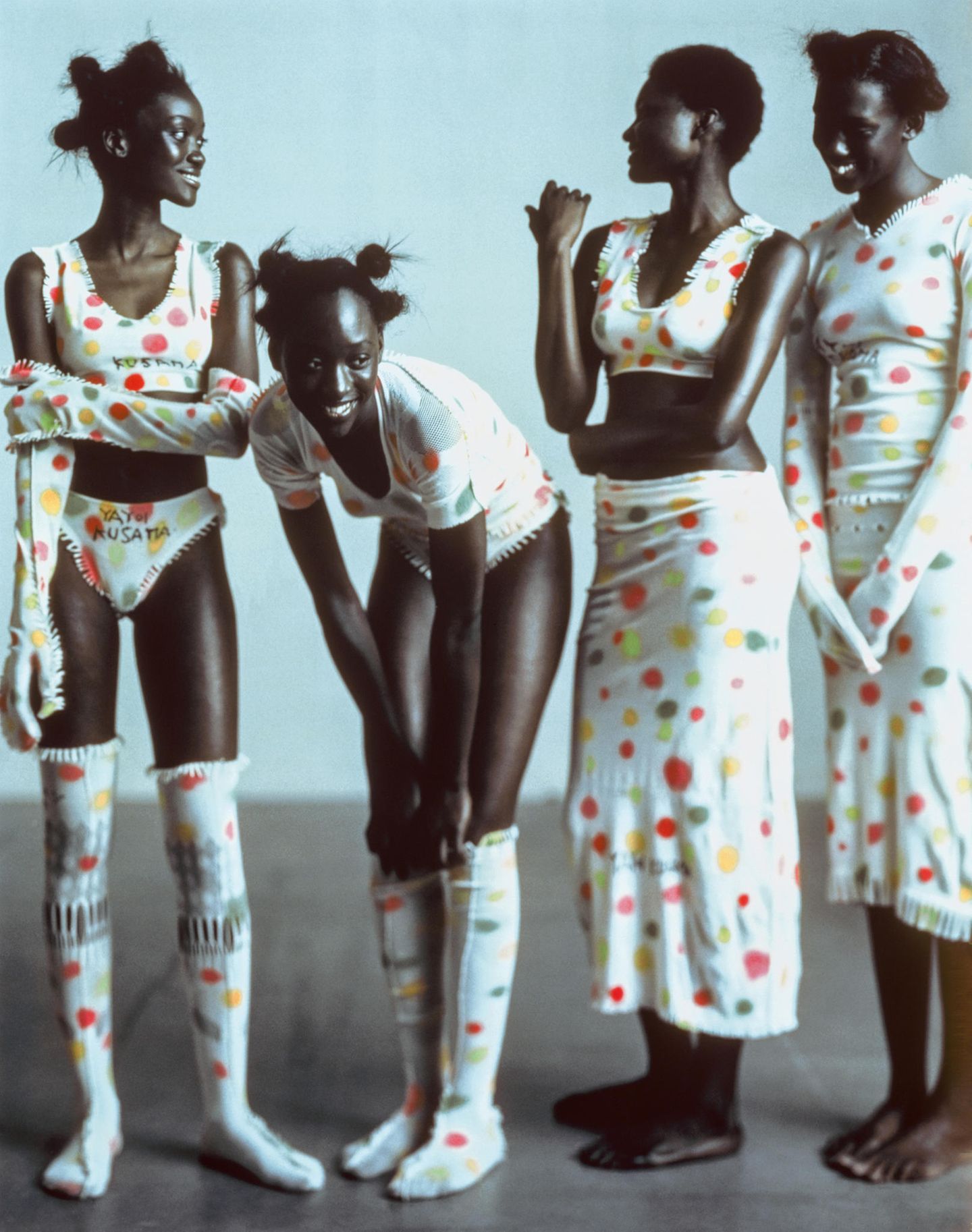 Schwarze Models in unterschiedlichen Kleidungsstücken der A-POC-Reihe, nun von Kusami bemalt