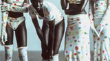 Schwarze Models in unterschiedlichen Kleidungsstücken der A-POC-Reihe, nun von Kusami bemalt