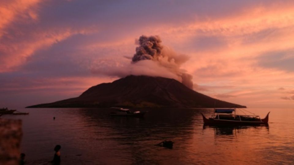 Ausbruch des Vulkans Ruang am Freitag