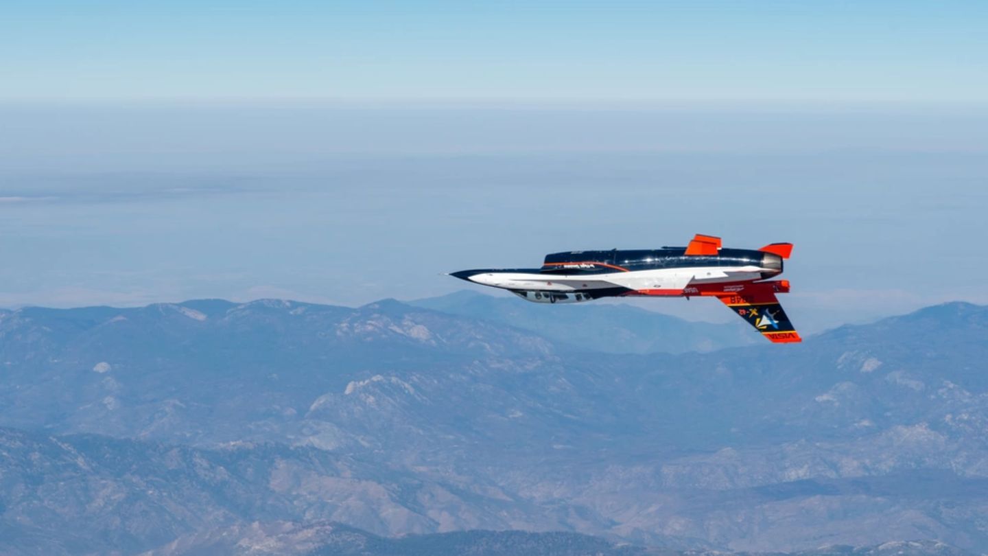 Die Vista X-62A ist das Schulflugzeug der US-Airforce. Nun flog sie erstmals ein Kampftraining gegen echte Piloten. Hier ist sie bei ihrem ersten KI-Flug zu sehen – in Rückenlage.