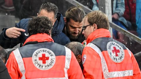Nach dem Böllerwurf im Augsburger Stadion kümmerten sich Rettungssanitäter um die Verletzten