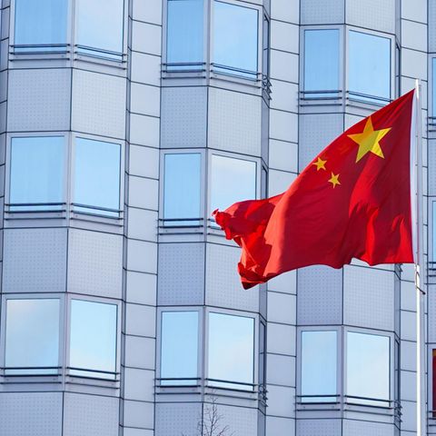 Spionage: Chinesische Flagge vor Gebäude