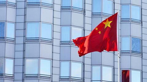 Spionage: Chinesische Flagge vor Gebäude