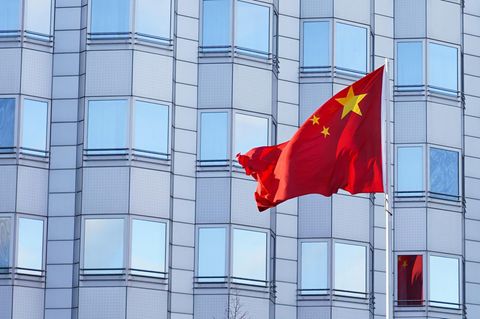 Spionage: Chinesische Flagge vor Gebäude