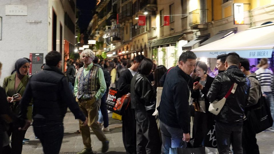 In der italienischen Stadt Mailand drängen sich die Touristen