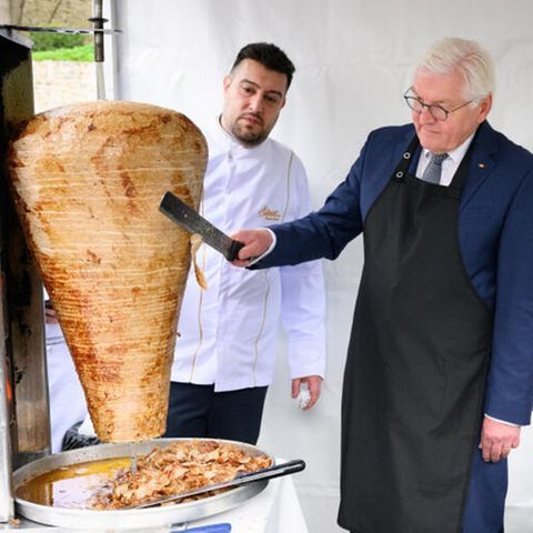 Frank-Walter Steinmeier schneidet einen Döner an