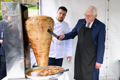 Frank-Walter Steinmeier schneidet einen Döner an