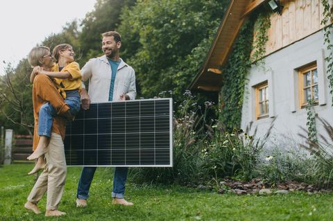 Familie mit Balkonkraftwerk von Sun-Solar24 freut sich über 17 Prozent Rabatt bei Ebay