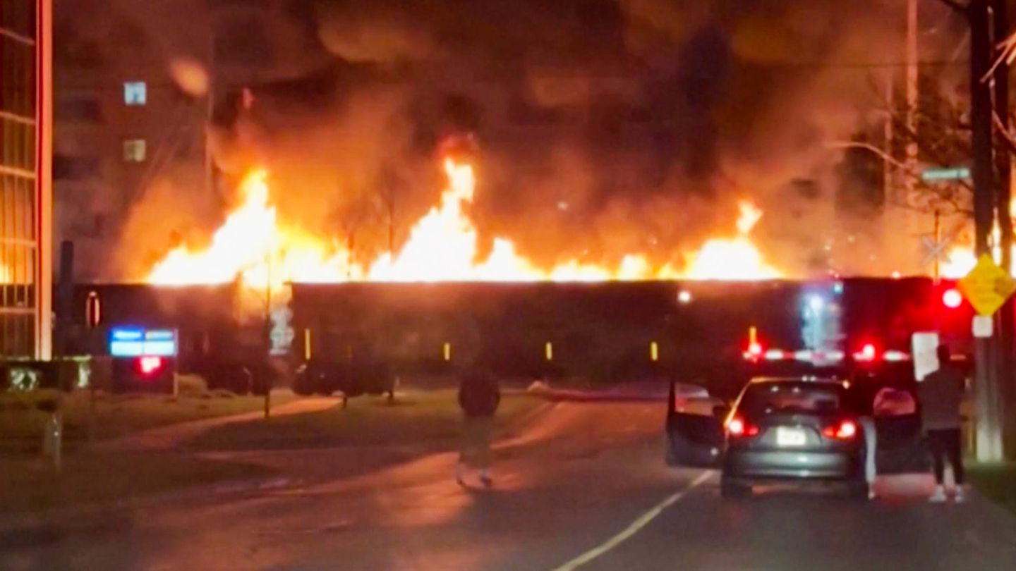 Gruseliger Anblick in Kanada: Inferno auf Schienen: Brennender Zug rollt durch die Stadt