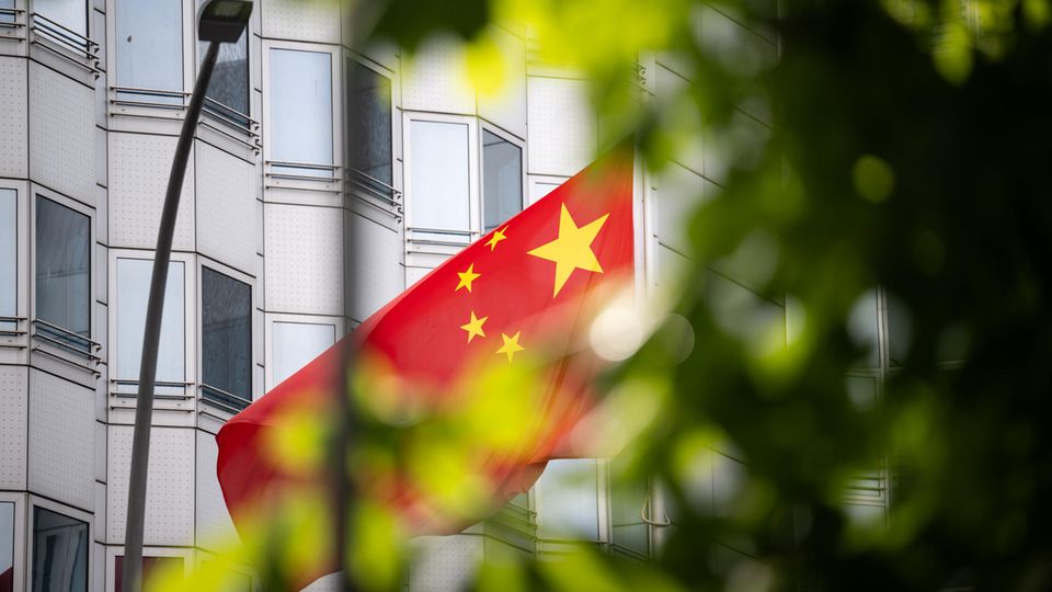 Die chinesische Flagge weht vor der chinesischen Botschaft in Berlin.