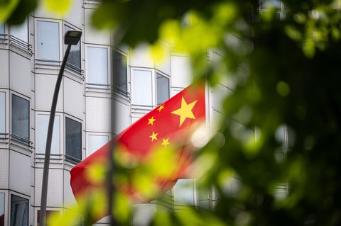 Die chinesische Flagge weht vor der chinesischen Botschaft in Berlin.