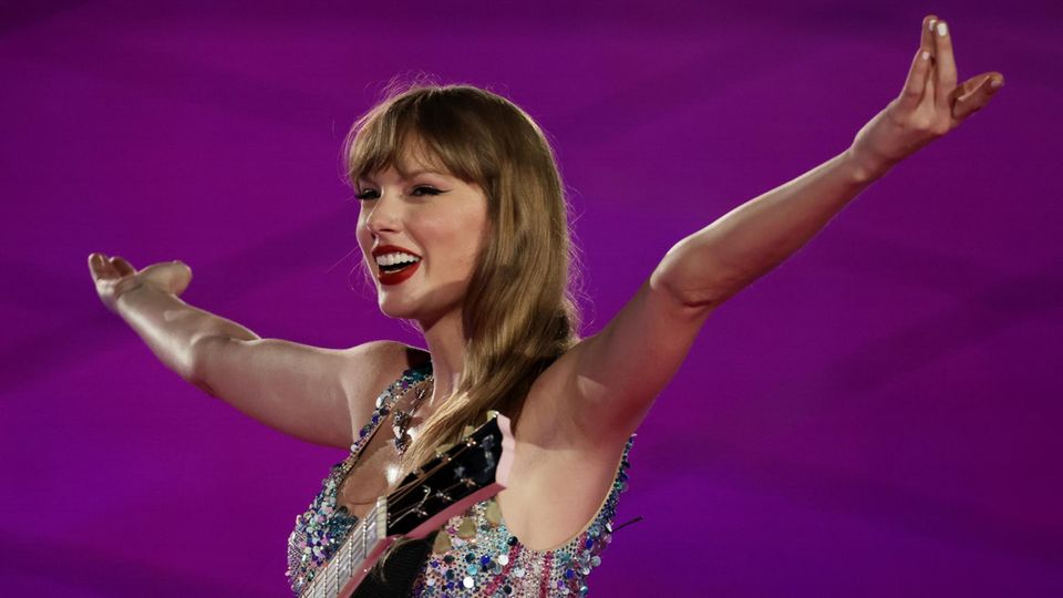 Taylor Swift streckt bei einem Konzert ihre Arme in die Luft