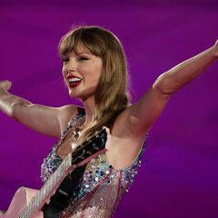Taylor Swift streckt bei einem Konzert die Arme in die Höhe