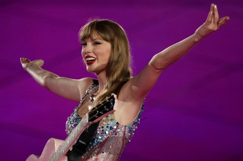 Taylor Swift streckt bei einem Konzert die Arme in die Höhe
