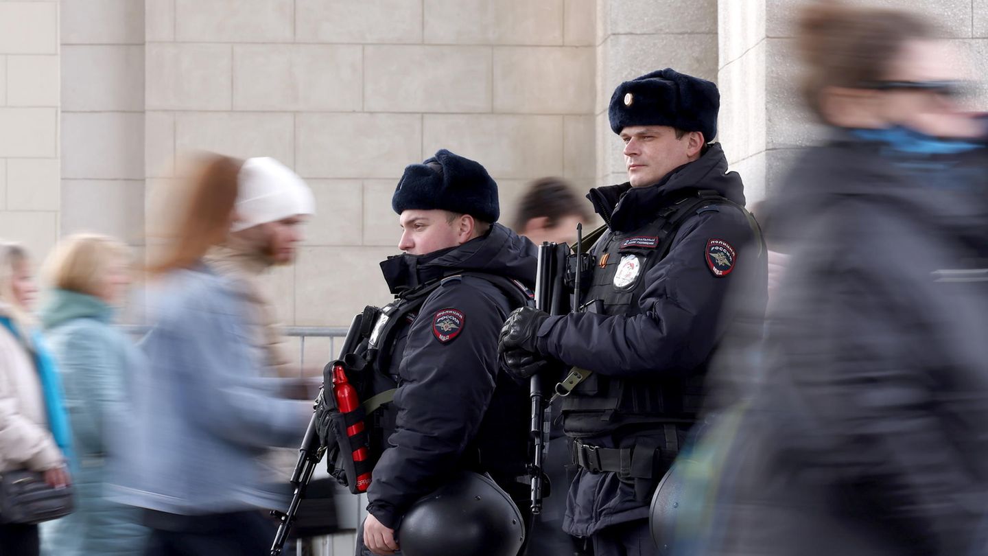 Überwachung und Denunziation gehören immer mehr zum Alltag: russische Polizisten in Moskau