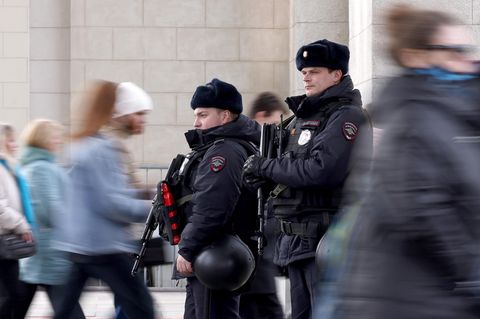 Überwachung und Denunziation gehören immer mehr zum Alltag: russische Polizisten in Moskau