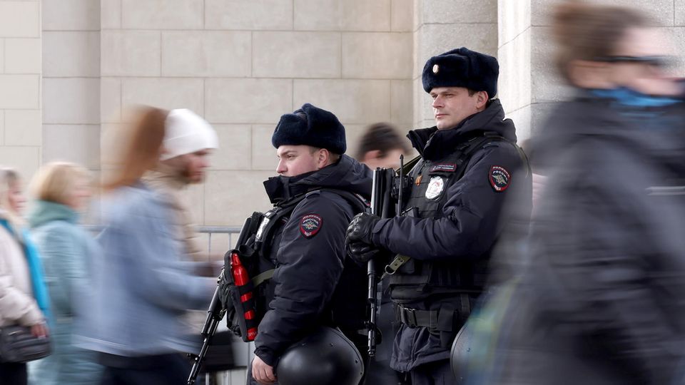Überwachung und Denunziation gehören immer mehr zum Alltag: Russische Polizisten in Moskau