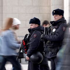 Überwachung und Denunziation gehören immer mehr zum Alltag: russische Polizisten in Moskau