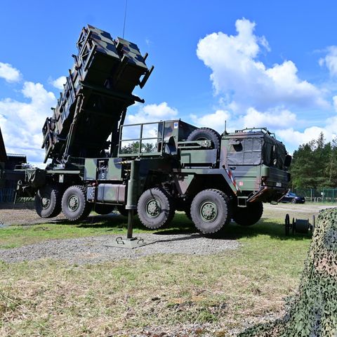 Ein Soldat der Bundeswehr steht während einer Übung neben dem Patriot-Luftabwehrsystem.